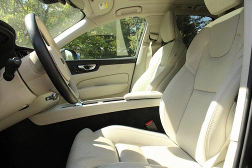 2022 Volvo XC60 B6 Inscription