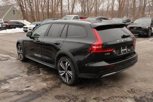 2025 Volvo V60 Cross Country Plus, B5 AWD Gas (mild hybrid)