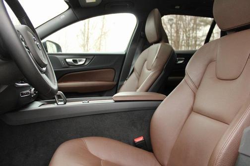 2025 Volvo V60 Cross Country Plus, B5 AWD Gas (mild hybrid)