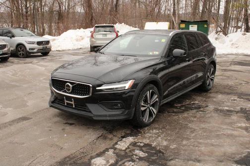 2025 Volvo V60 Cross Country Plus, B5 AWD Gas (mild hybrid)