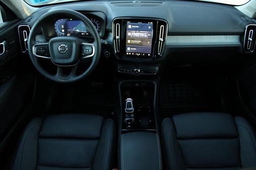 2025 Volvo XC40 B5 Plus Bright Theme