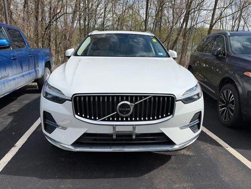 White 2022 Volvo XC60 B5 Inscription