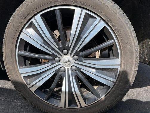 White 2022 Volvo XC60 B5 Inscription