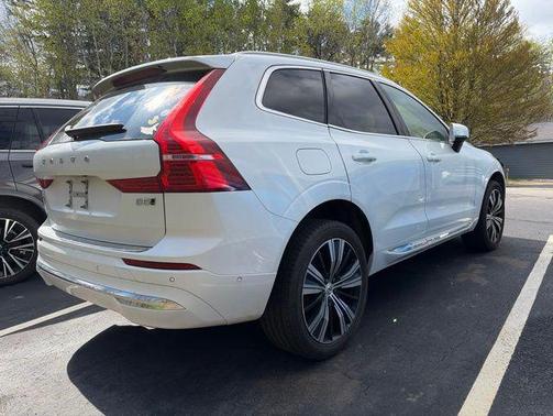 White 2022 Volvo XC60 B5 Inscription