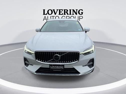 White 2022 Volvo XC60 B5 Inscription