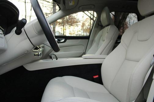 2024 Volvo XC60 B5 Plus Dark Theme