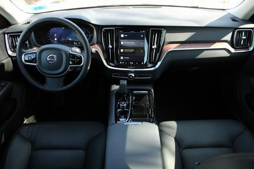 2024 Volvo S60 Recharge Plug-In Hybrid T8 Plus Dark Theme