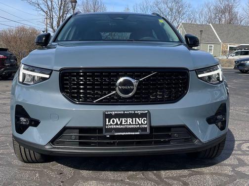 2023 Volvo XC40 B5 Plus Dark Theme
