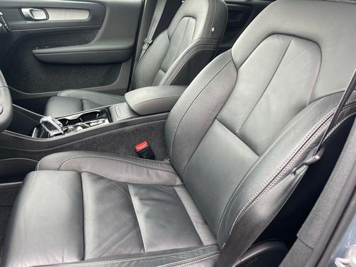 2023 Volvo XC40 B5 Plus Dark Theme