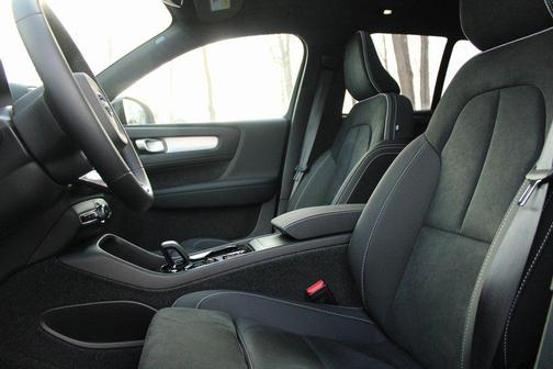 2026 Volvo XC40 B5 Ultra Black Edition