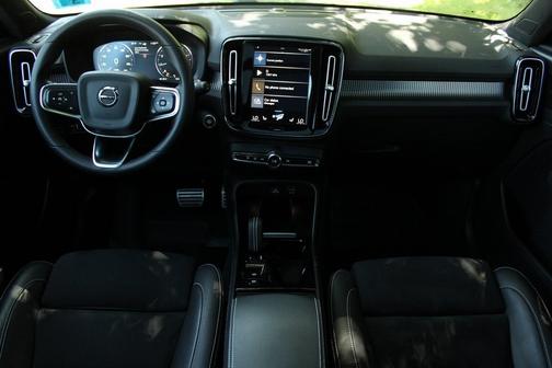 2022 Volvo XC40 R-Design