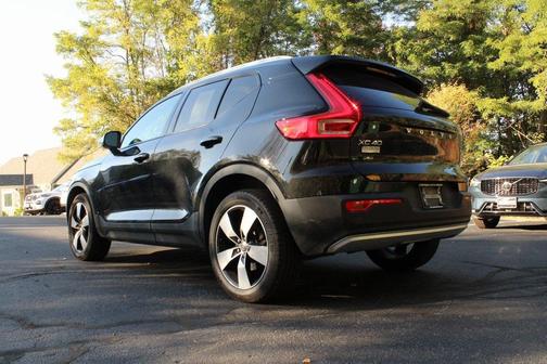 2022 Volvo XC40 T5 Momentum