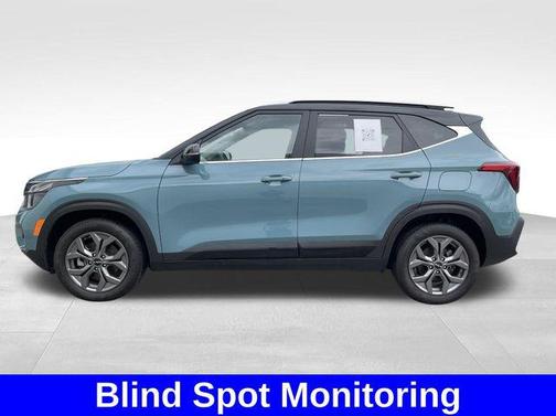 Pluton Blue/Black Roof 2024 Kia Seltos S