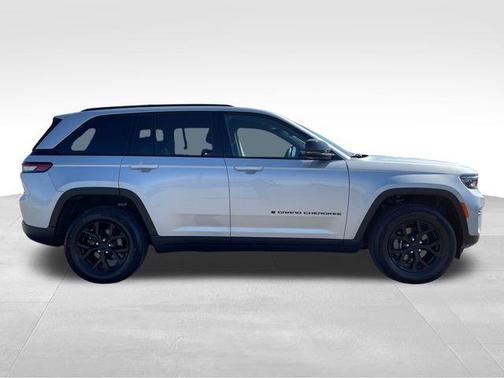 Silver Zynith 2025 Jeep Grand Cherokee Altitude