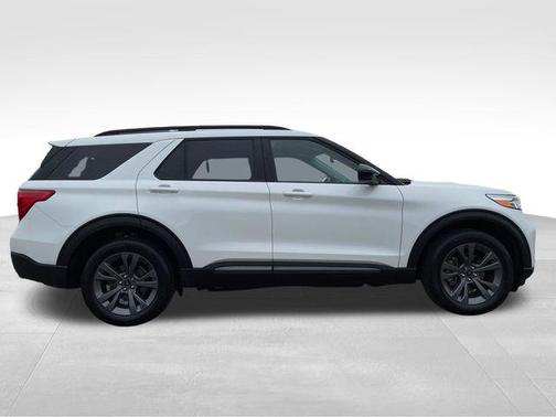 Star White Metallic Tri-Coat 2024 Ford Explorer XLT
