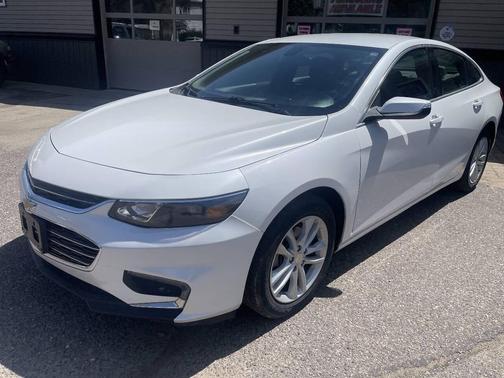 Iridescent Pearl Tricoat 2017 Chevrolet Malibu 1LT