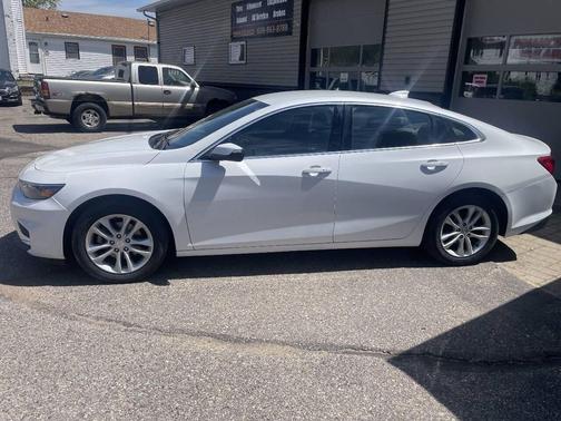Iridescent Pearl Tricoat 2017 Chevrolet Malibu 1LT