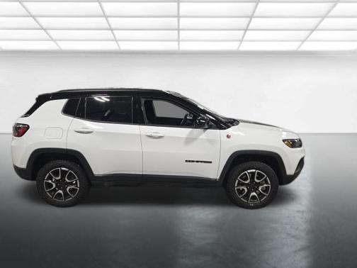 Bright White Clearcoat 2026 Jeep Compass Trailhawk