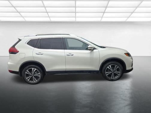 Pearl White Tricoat 2019 Nissan Rogue SV