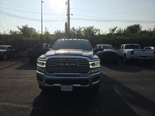 2019 RAM 3500 Laramie Crew Cab 4x4 8' Box