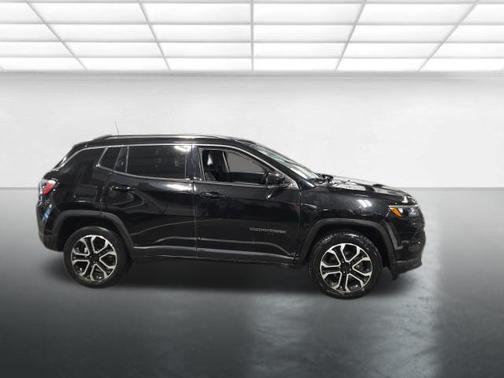 Diamond Black Crystal Pearlcoat 2022 Jeep Compass Limited
