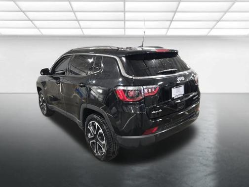 Diamond Black Crystal Pearlcoat 2022 Jeep Compass Limited