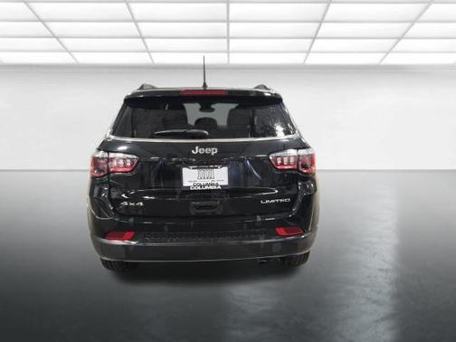Diamond Black Crystal Pearlcoat 2022 Jeep Compass Limited