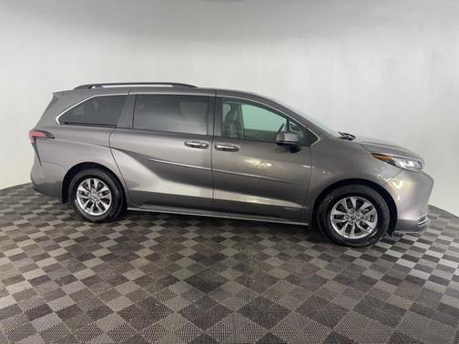 2021 Toyota Sienna XLE 8 Passenger