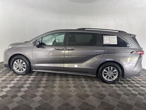 2021 Toyota Sienna XLE 8 Passenger