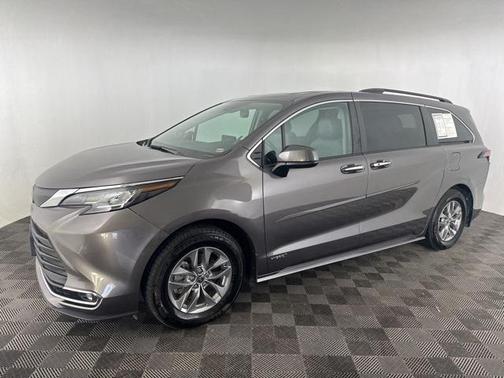 2021 Toyota Sienna XLE 8 Passenger