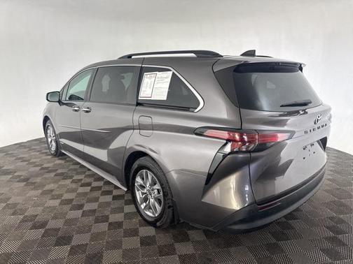 2021 Toyota Sienna XLE 8 Passenger