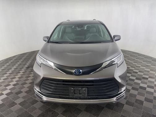 2021 Toyota Sienna XLE 8 Passenger