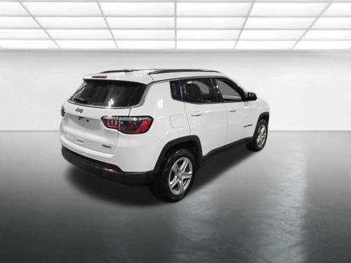 Bright White Clearcoat 2024 Jeep Compass Latitude