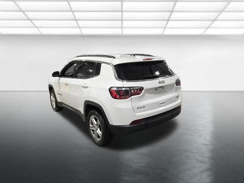 Bright White Clearcoat 2024 Jeep Compass Latitude