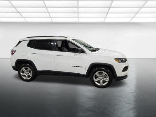 Bright White Clearcoat 2024 Jeep Compass Latitude