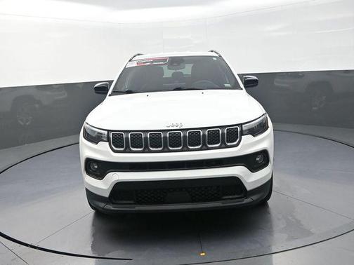 Bright White Clearcoat 2024 Jeep Compass Latitude