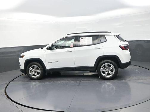 Bright White Clearcoat 2024 Jeep Compass Latitude