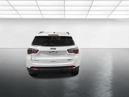 Bright White Clearcoat 2024 Jeep Compass Latitude