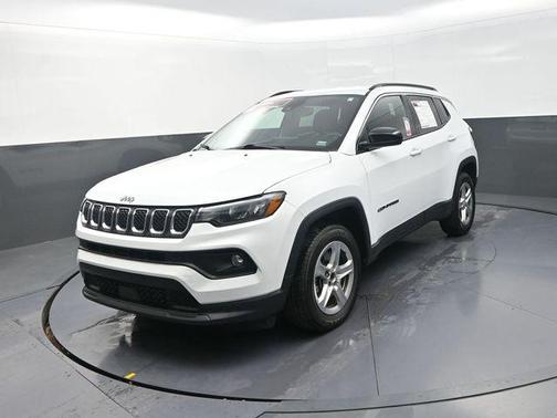 Bright White Clearcoat 2024 Jeep Compass Latitude