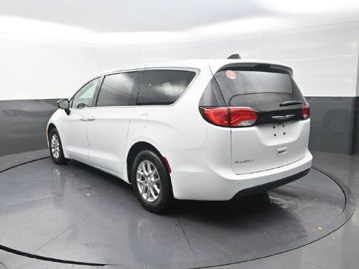 Bright White Clearcoat 2027 Chrysler Pacifica LX