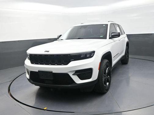 Bright White Clearcoat 2024 Jeep Grand Cherokee Altitude
