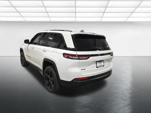 Bright White Clearcoat 2024 Jeep Grand Cherokee Altitude