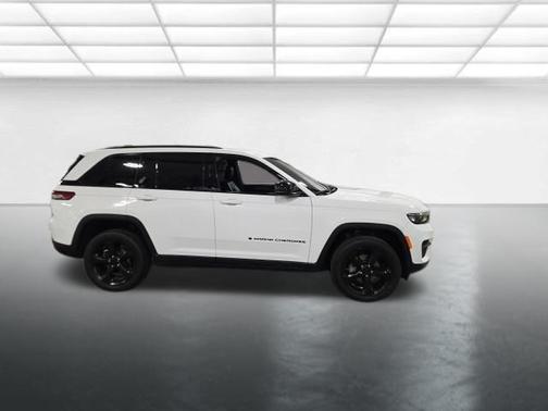 Bright White Clearcoat 2024 Jeep Grand Cherokee Altitude
