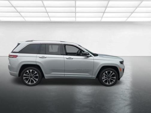 Silver Zynith 2022 Jeep Grand Cherokee Overland
