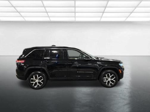 Diamond Black Crystal Pearlcoat 2023 Jeep Grand Cherokee Limited