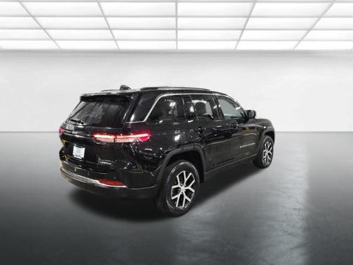 Diamond Black Crystal Pearlcoat 2023 Jeep Grand Cherokee Limited