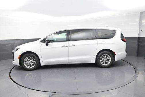Bright White Clearcoat 2027 Chrysler Pacifica L