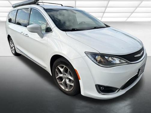 Bright White Clearcoat 2017 Chrysler Pacifica Touring-L
