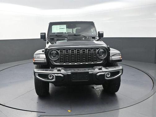 Black Clearcoat 2026 Jeep Gladiator Sahara 4x4