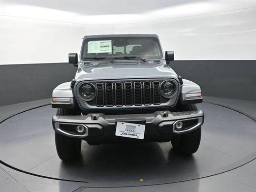 Anvil Clearcoat 2026 Jeep Gladiator Sahara 4x4